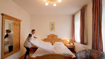 Hypo-allergenic bedding, desk, free WiFi