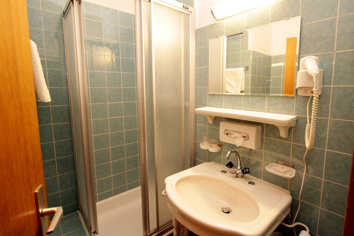 single room | bathroom | free toiletries, hair dryer, towels
