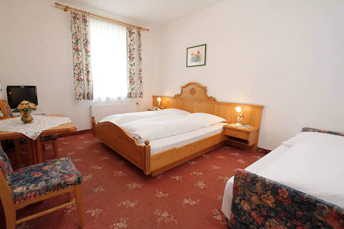 double room | hypo-allergenic bedding, desk, free wifi