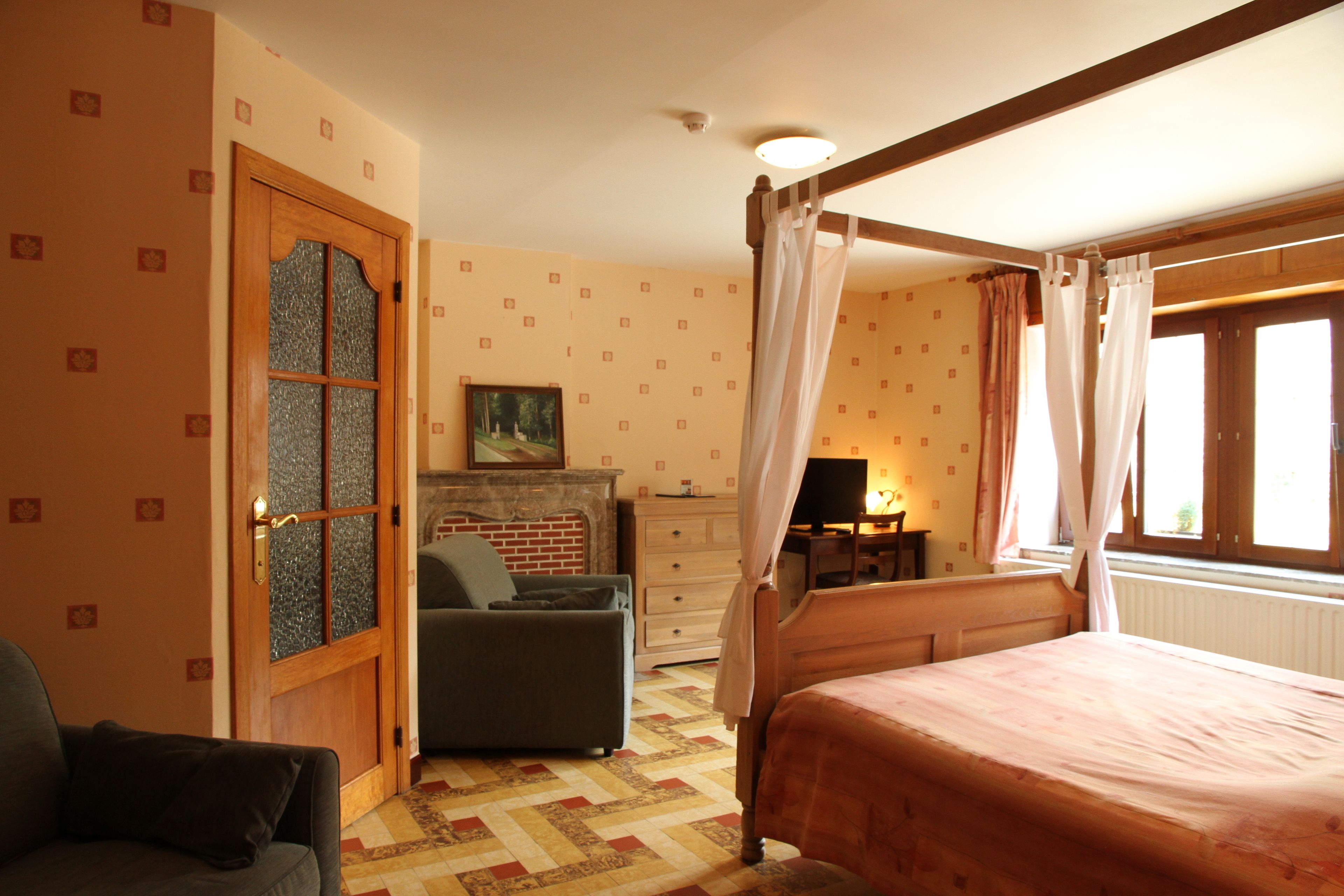 triple room | living area | tv, ipod dock