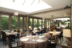 Breakfast, lunch, dinner served; French cuisine, alfresco dining 