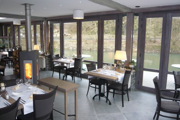 Breakfast, lunch, dinner served; French cuisine, alfresco dining 