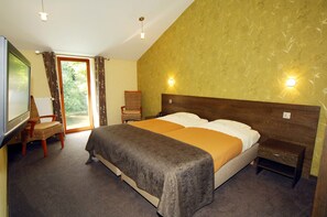 Suite, Jetted Tub | Individually furnished, rollaway beds