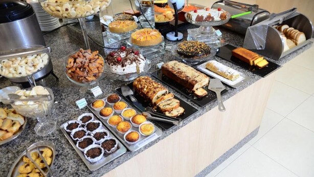 Un bufé con diversos postres y pastelería.