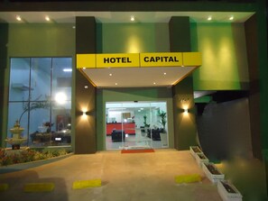 Front of property – evening/night - Hotel Capital (Cuiabá)