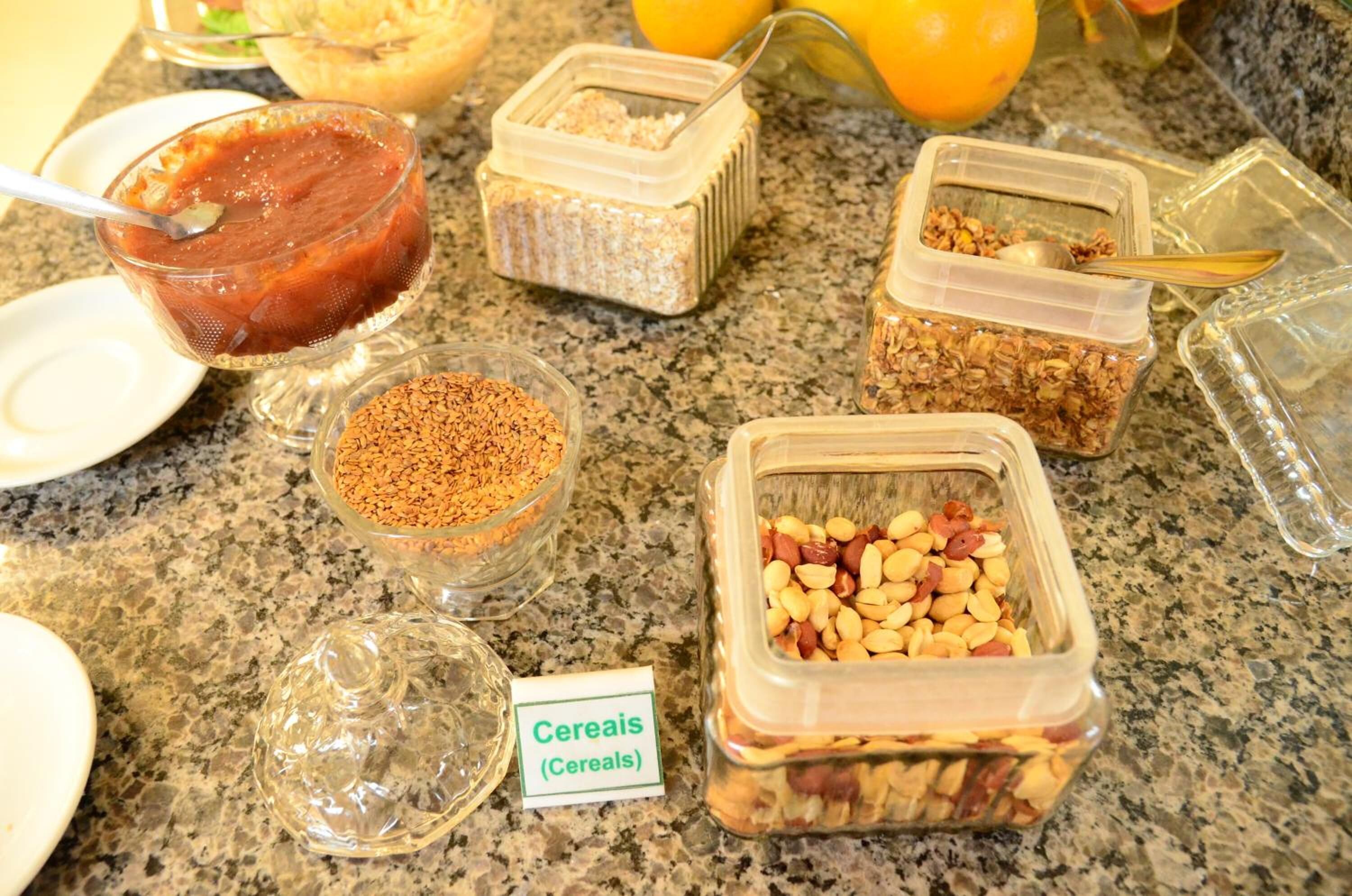 Una variedad de cereales y granos expuestos sobre una encimera de cocina.