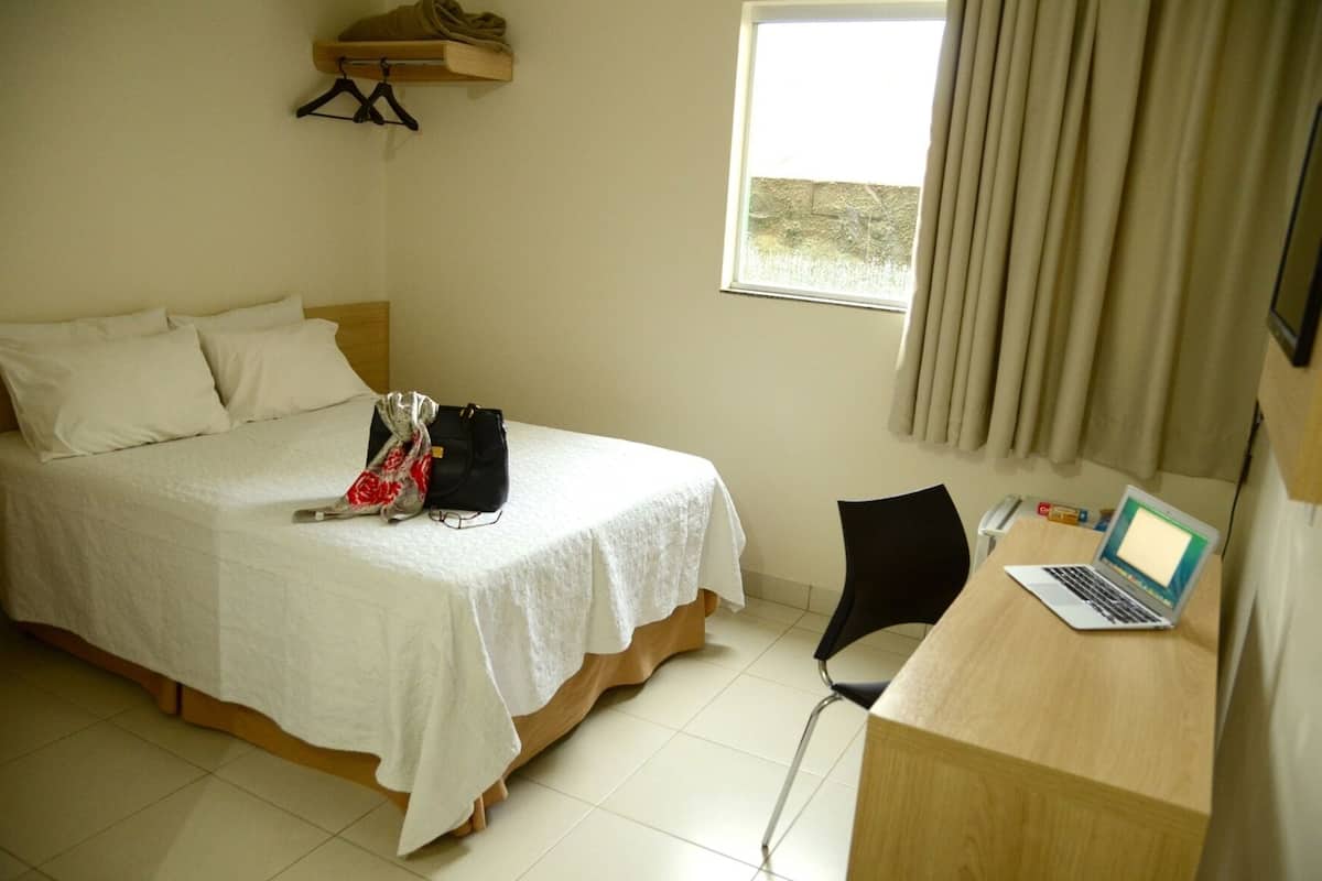 Een minibar, een bureau, verduisterende gordijnen, geluiddichte muren