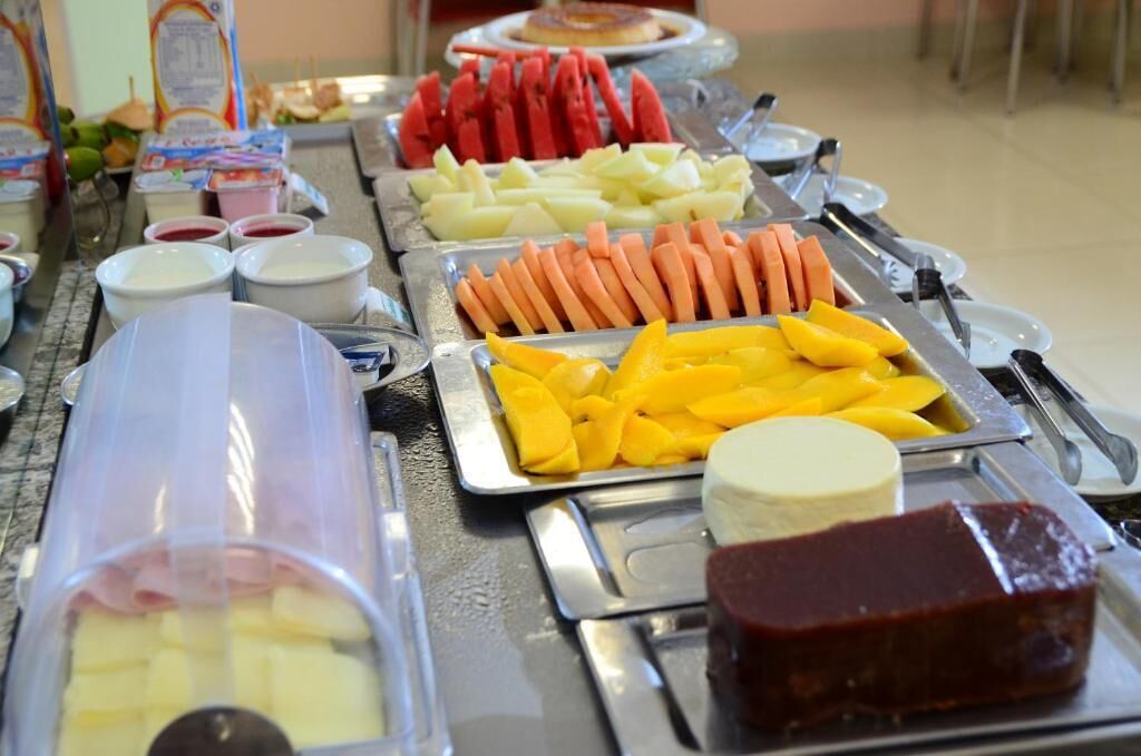 Un buffet con diversi alimenti, tra cui frutta, verdura e latticini.