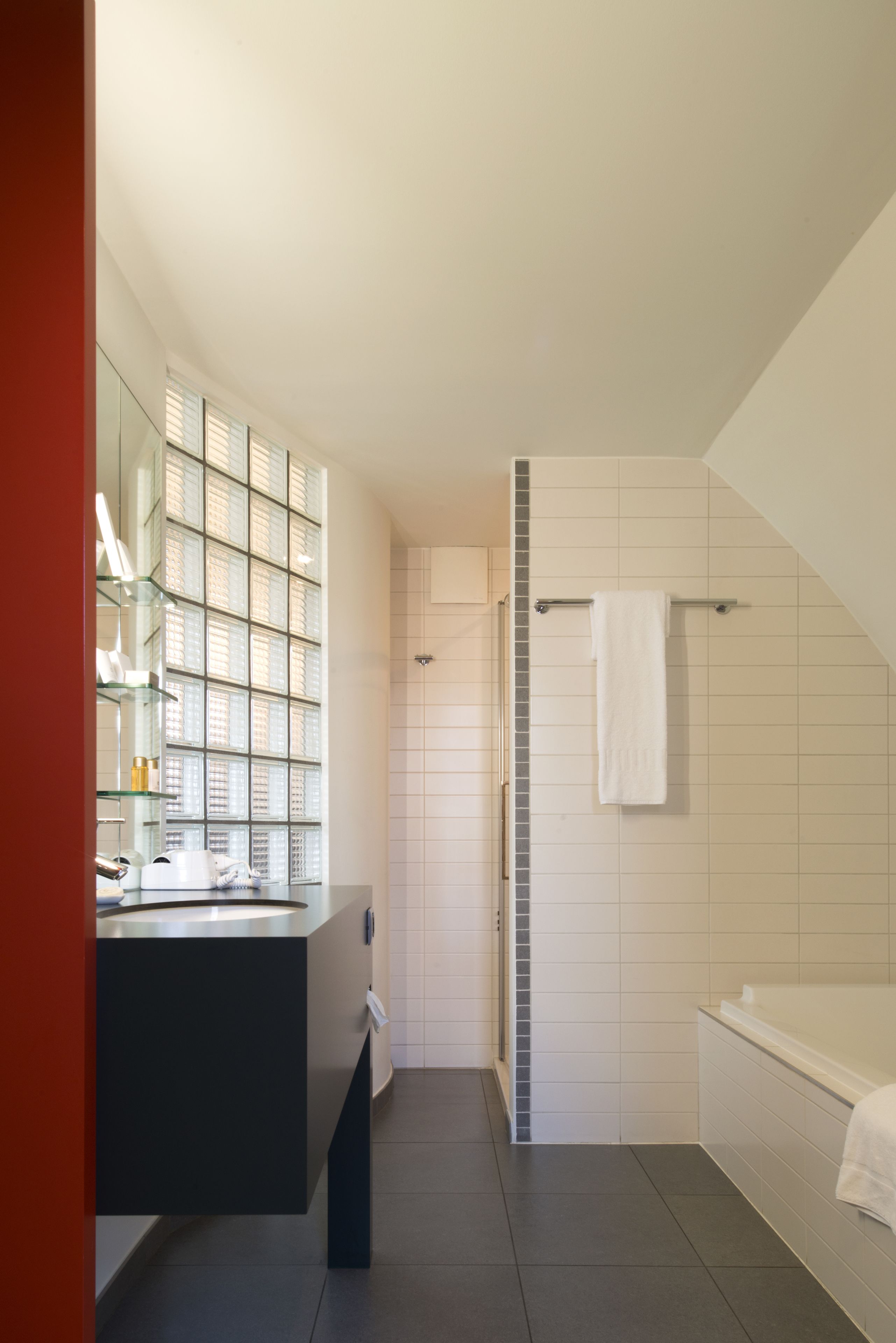 deluxe double room | bathroom | combined shower/bathtub, free toiletries, hair dryer, bathrobes