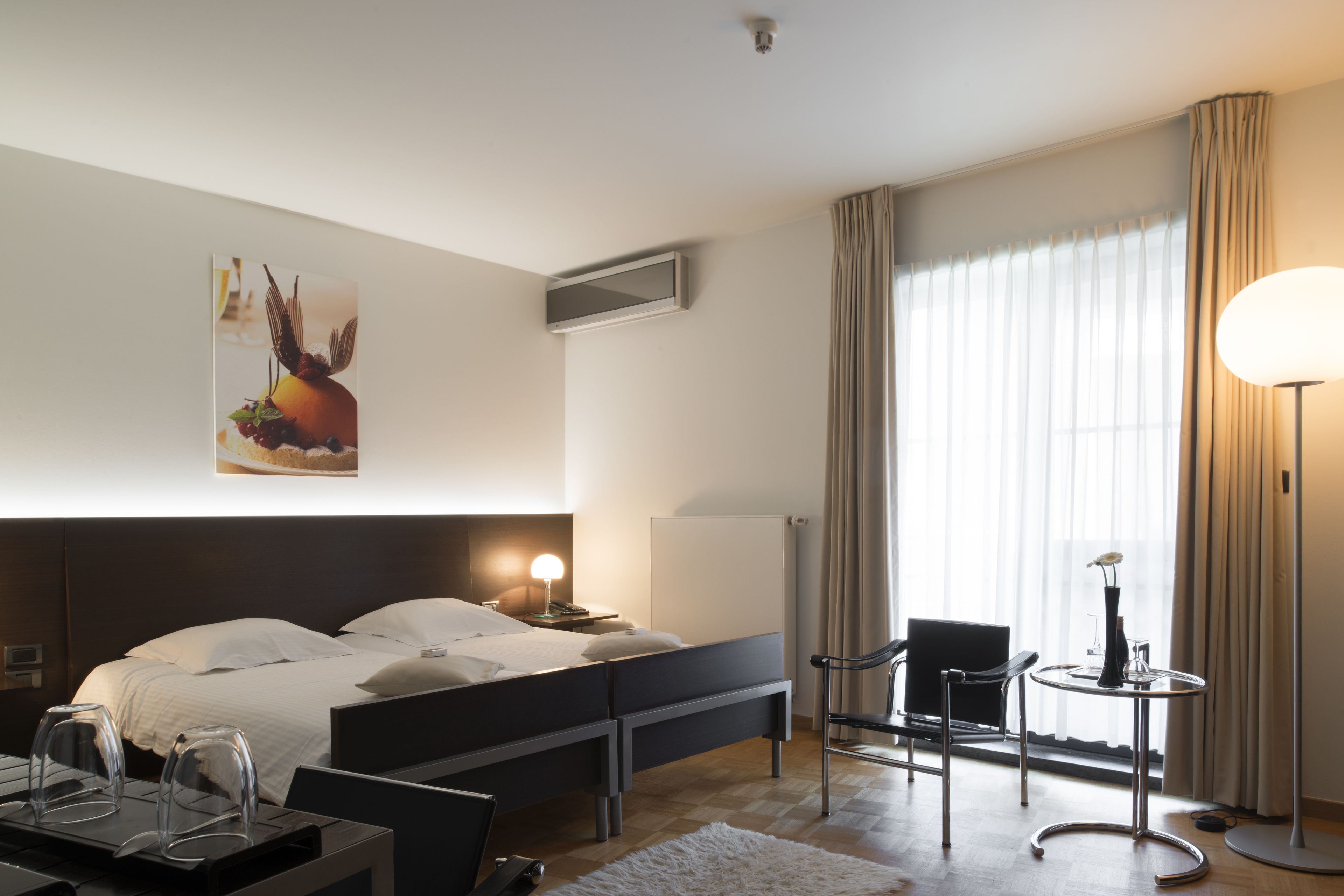 deluxe double room | down duvets, minibar, in-room safe, desk