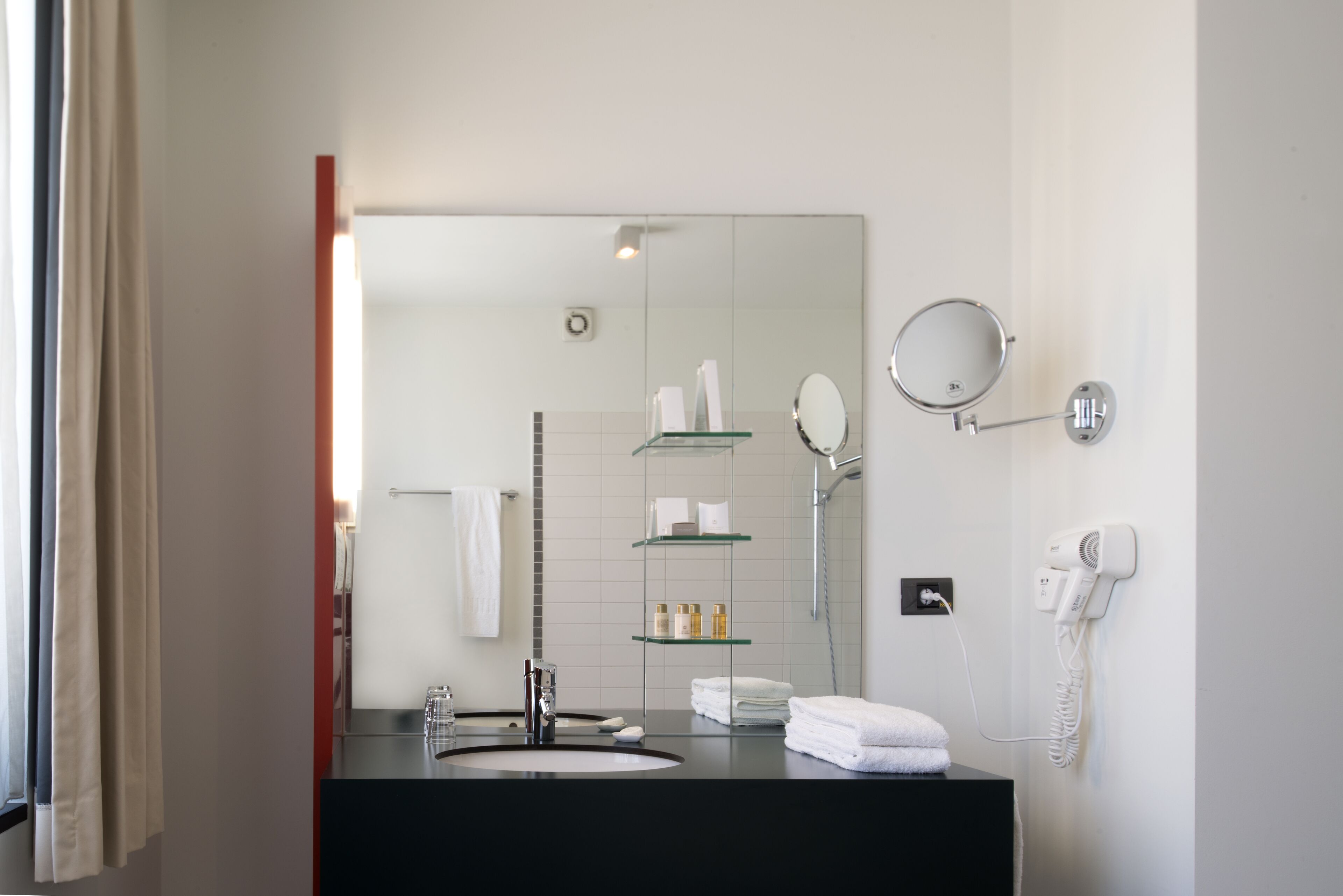 standard double room | bathroom | combined shower/bathtub, free toiletries, hair dryer, bathrobes