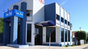 A modern hotel with a prominent 'HOTEL' sign, a blue and white color scheme, and a covered entrance. - Hotel Lago Azul (Bonito)