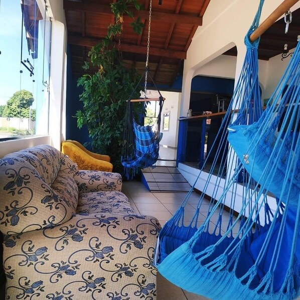 32-inch TV with cable channels, pay movies - Hotel Lago Azul (Bonito)