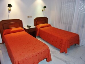 Escritorio, cunas gratuitas, wifi gratis y ropa de cama