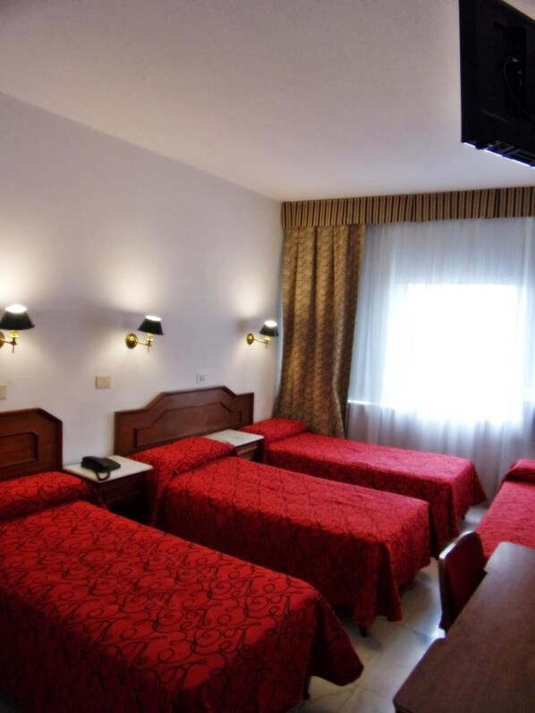 Escritorio, cunas gratuitas, wifi gratis y ropa de cama