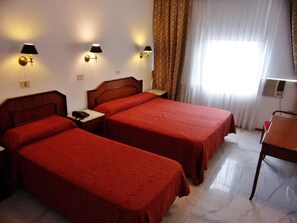 Escritorio, cunas gratuitas, wifi gratis y ropa de cama