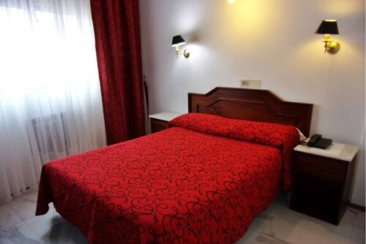 Escritorio, cunas gratuitas, wifi gratis y ropa de cama