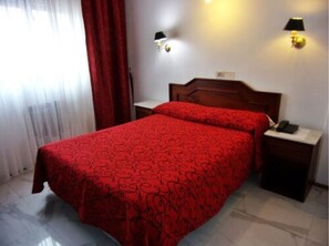 Desk, free cots/infant beds, free WiFi, bed sheets - Hotel Tres Sargentos (Buenos Aires)