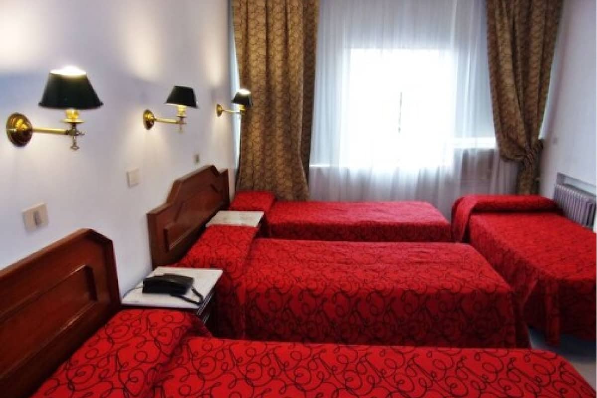 Escritorio, cunas gratuitas, wifi gratis y ropa de cama