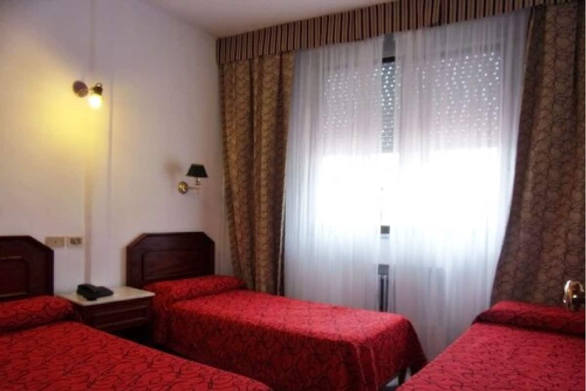 Escritorio, cunas gratuitas, wifi gratis y ropa de cama