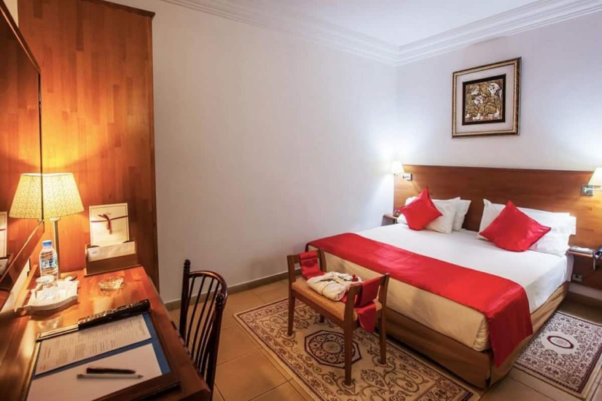 Executive Suite | Minibar, WiFi (free), bed sheets