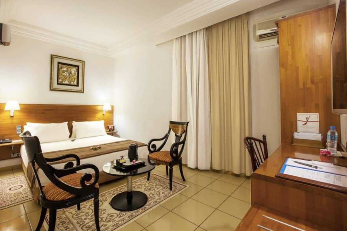 Minibar, WiFi (free), bed sheets