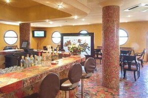 2 restauranter, frokost, lunsj og middag serveres, italienske retter