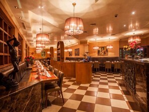 2 restauranter, der serverer morgenmad, frokost og aftensmad