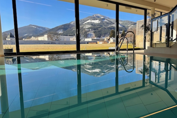 Piscine couverte, chaises longues