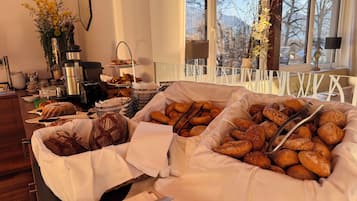 Tägliches Frühstücksbuffet gegen Gebühr
