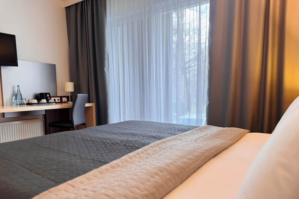 Hypo-allergenic bedding, in-room safe, desk, blackout curtains