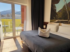 Habitación superior, vistas a la montaña | Ropa de cama hipoalergénica, caja fuerte, escritorio y cortinas opacas