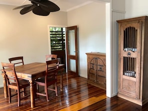 Top Deck 2 Bedroom Apartment (#4) | In-room dining