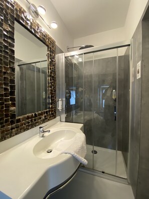 Ducha, artículos de higiene personal gratuitos y secador de pelo