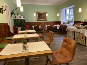 Frokost med lokale retter på hverdagene (EUR 15 per person)