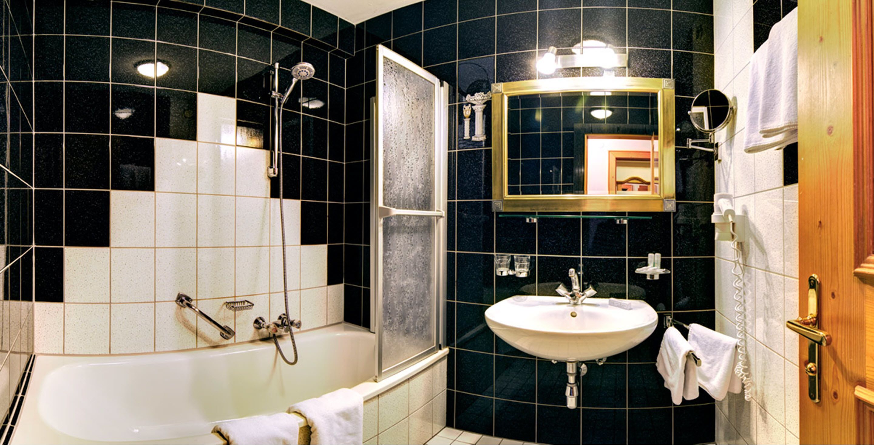 Une salle de bain avec une baignoire, un lavabo et un miroir.