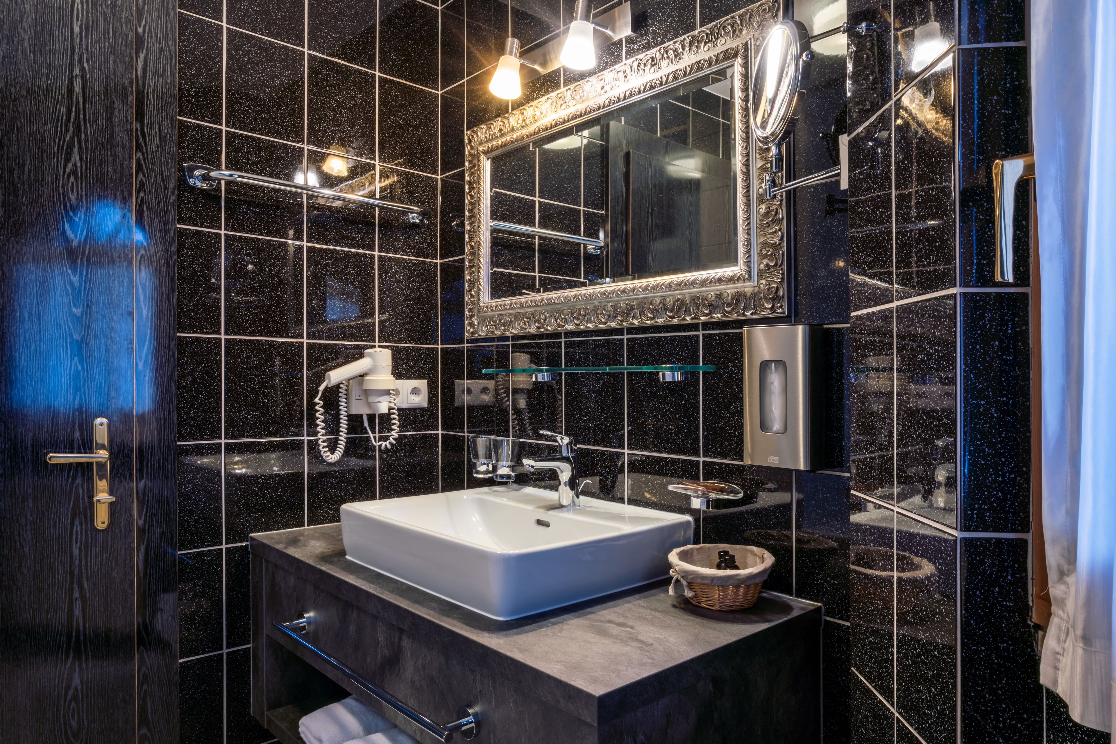 superior double room, balcony (alpenblumen) | bathroom | free toiletries, hair dryer, slippers, towels