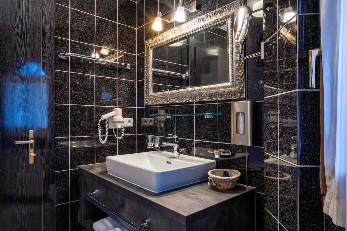 superior double room, balcony (alpenblumen) | bathroom | free toiletries, hair dryer, slippers, towels