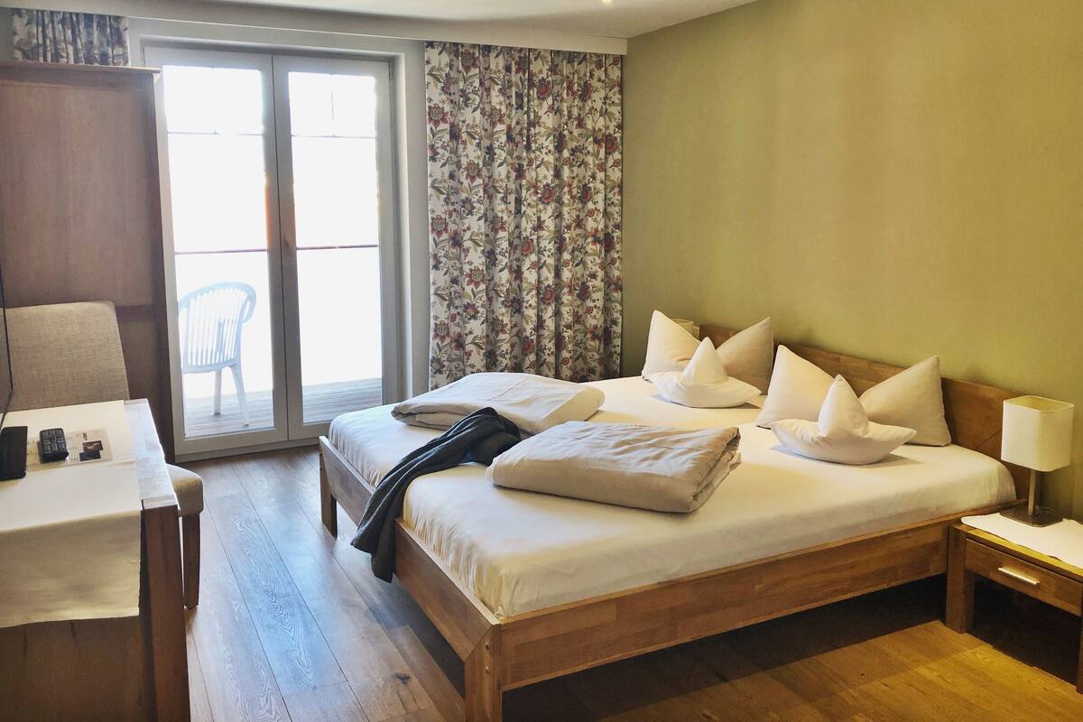 Family Room, 2 Bedrooms | Peti besi dalam bilik, Wi-fi percuma, cadar katil 