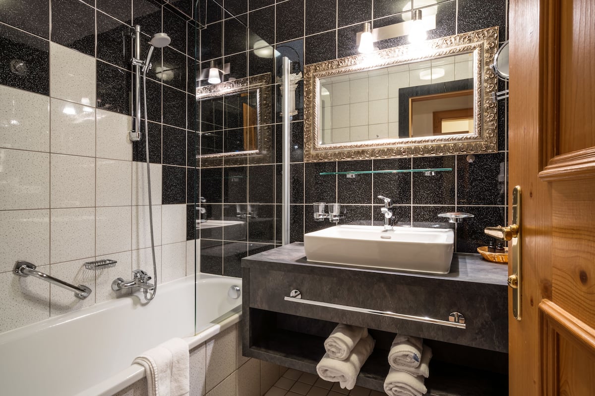 superior double room, balcony (alpenblumen) | bathroom | free toiletries, hair dryer, slippers, towels