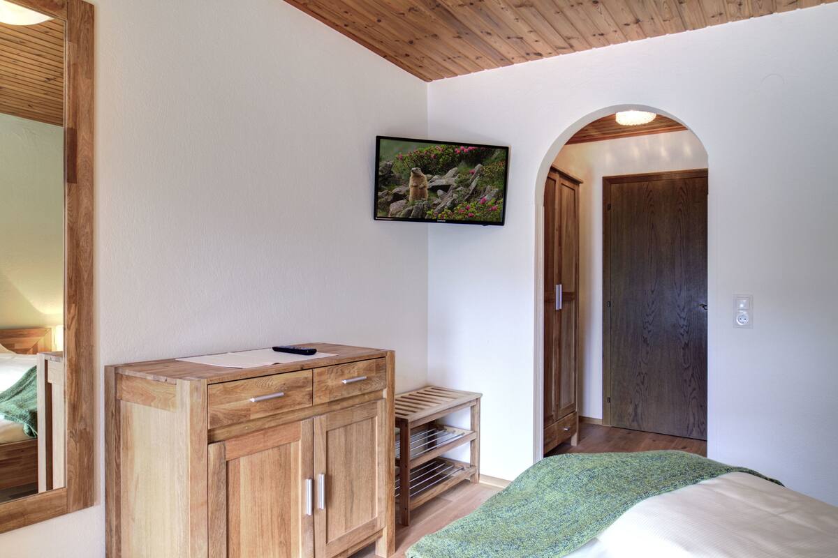 Single Room | Peti besi dalam bilik, Wi-fi percuma, cadar katil 