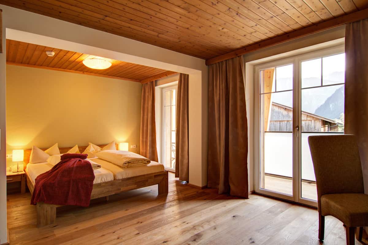 Standard-Doppelzimmer, Balkon, Bergblick | Zimmersafe, kostenloses WLAN, Bettwäsche