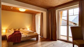 Standard-Doppelzimmer, Balkon, Bergblick | Zimmersafe, kostenloses WLAN, Bettwäsche