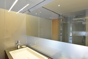 Suite, Balkon, Bergblick (Adler) | Badezimmer | Kostenlose Toilettenartikel, Haartrockner, Hausschuhe, Handtücher