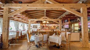 Breakfast, lunch, dinner served; international cuisine