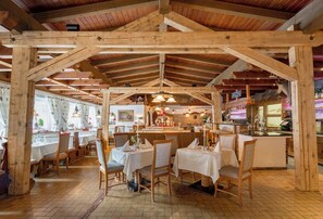 Breakfast, lunch, dinner served; international cuisine  - Berghotel Ronach (Wald im Pinzgau)