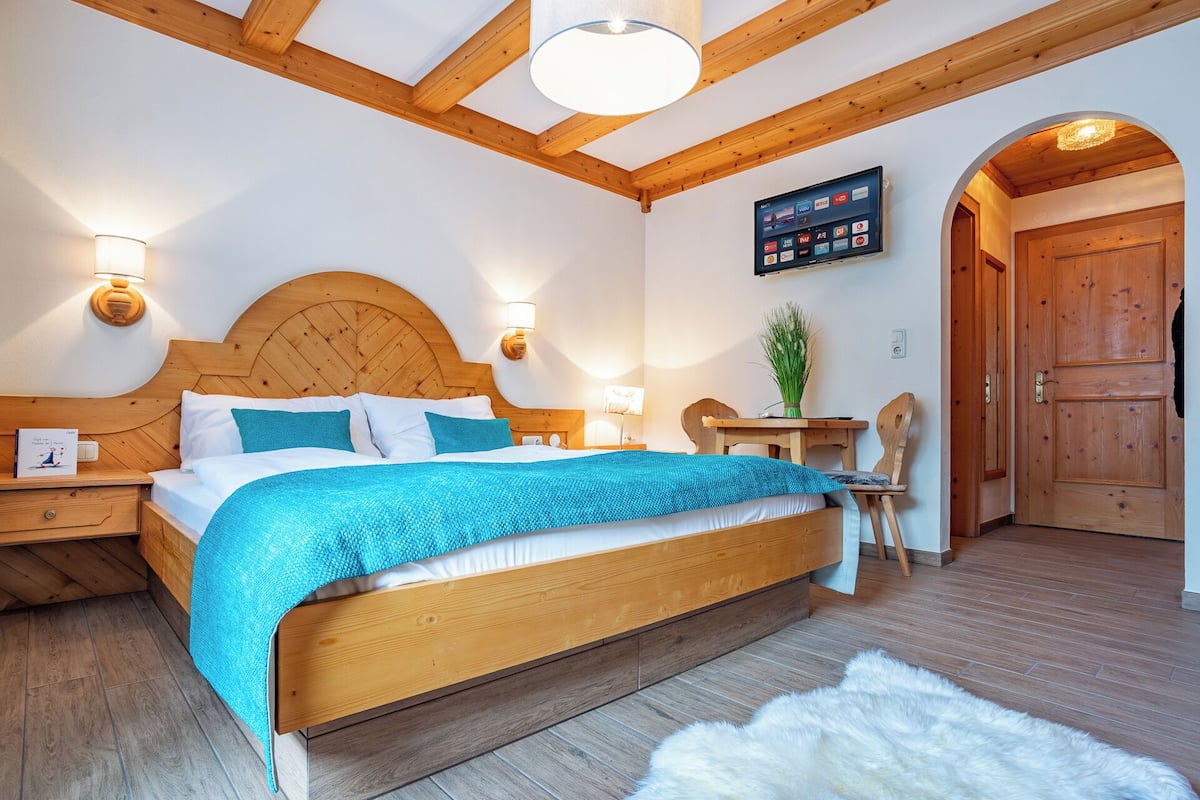 Tweepersoonskamer | Een bureau, gratis babybedden, gratis wifi