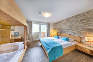 Phòng dành cho gia đình | Bàn, nôi (giường cho trẻ sơ sinh) miễn phí 