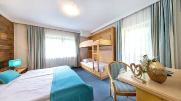 Family Room | Desk, free cribs/infant beds, free WiFi