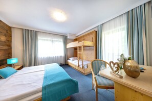 Family Room | Desk, free cribs/infant beds, free WiFi